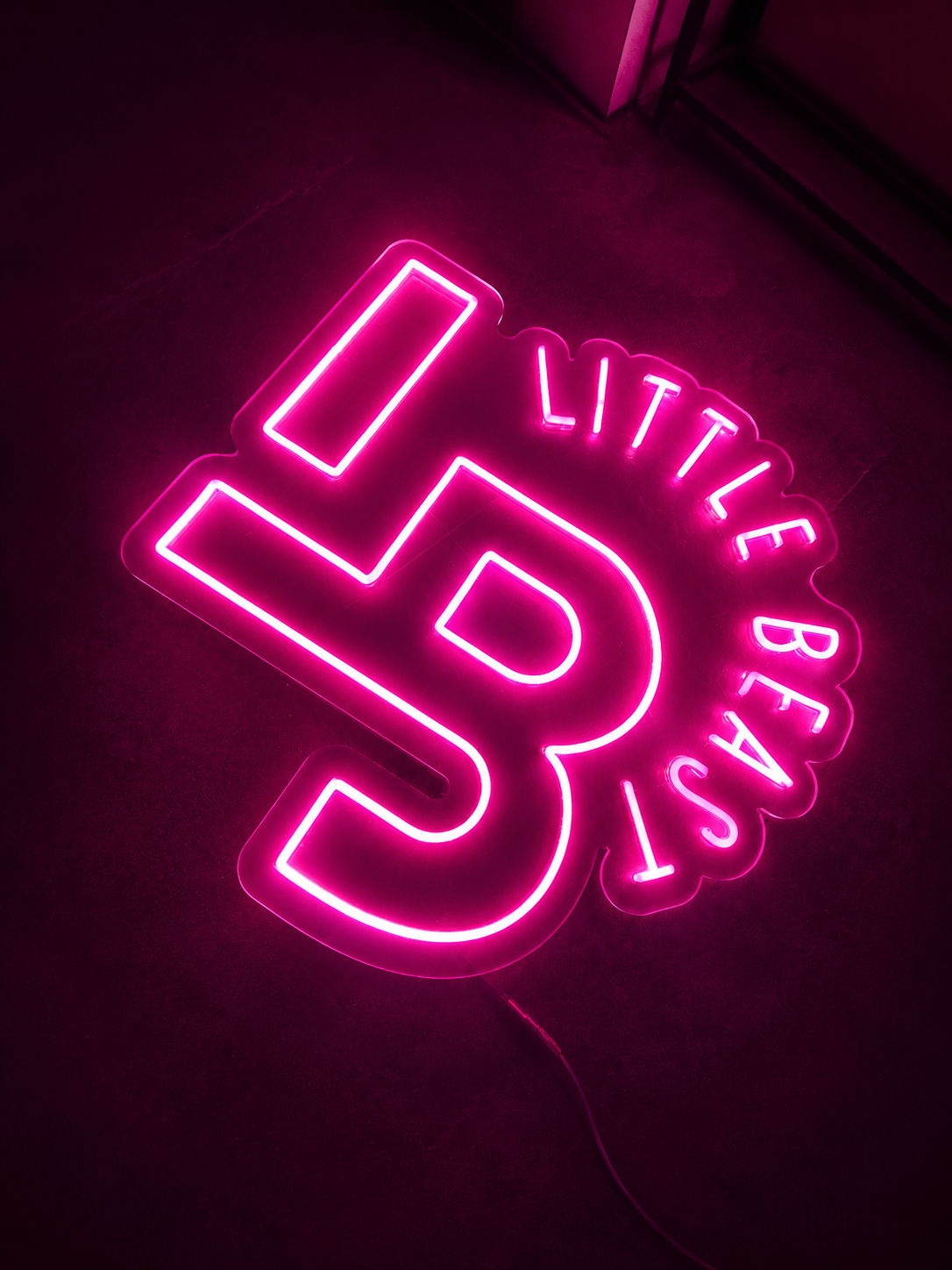 Logo Little Beast — neón fucsia